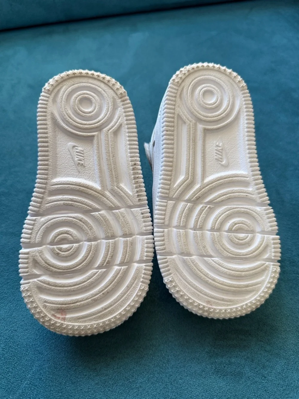 Nike Kids White Low-Top Sneakers with Hook-and-Loop Strap - Picture 4 of 4